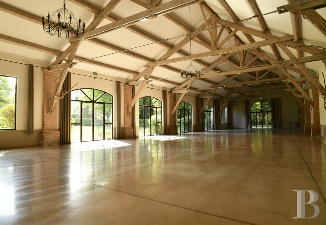 A 19th century chateau open for receptions and holidays to the east of Avignon in the Vaucluse  - photo  n°28